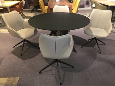 Lederland ROTTERDAM Showroommodel Brenda  eetkamerstel  2 met arm en 2 OA